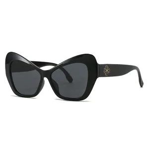 Gafas de sol de mariposa para mujer con acabado negro brillante y detalles de logo dorado