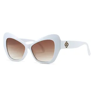Gafas de sol de mariposa de moda con montura blanca y lentes de color marrón degradado