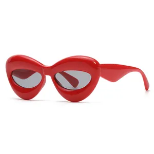 Eleganti occhiali da sole rossi a cuore con montatura spessa e lenti grigie moda