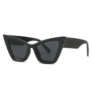 Lunettes de soleil œil de chat rétro avec monture noire et verres gris sur fond blanc