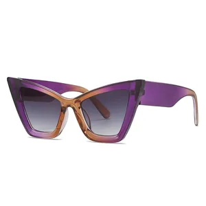 Lunettes de soleil œil de chat avec dégradé violet-orange et verres gris vus à 45 degrés