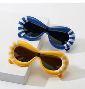 Dettaglio di occhiali da sole ovali spessi con strisce blu e gialle in stile pop-art