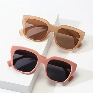 Klassieke vierkante oversized zonnebril voor dames en heren in champagne en nude roze