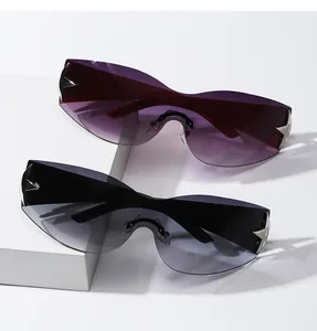 Détail de lunettes de soleil masque avec étoiles et verres dégradés tendance