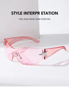 Détail de lunettes de soleil masque roses sans monture avec étoiles argentées Y2K
