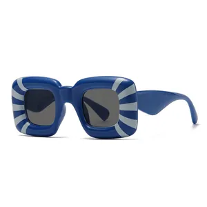 Occhiali da sole quadrati rétro blu con strisce bianche e lenti grigio scuro opaco