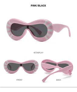 Tre prospettive di occhiali da sole ovali a righe rosa e bianche con lenti scure