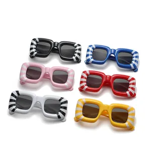 Set di sei occhiali da sole quadrati vintage in vari colori con dettagli a strisce