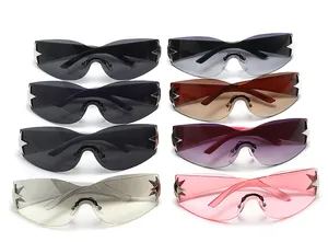 Détail de lunettes de soleil monobloc sans monture avec décor étoile en huit couleurs variées