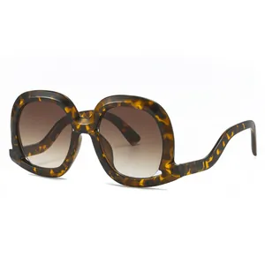 Retro oversized tortoiseshell sunglasses with brown gradient lenses and wave-shaped temples