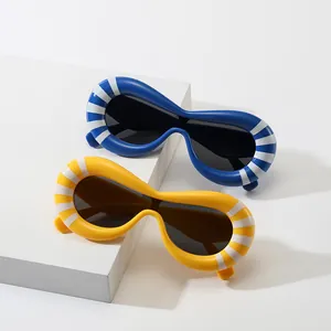 Occhiali da Sole con Montatura Irregolare Ondulata in Policarbonato con Motivo a Strisce Lenti in Acrilico UV400 Moda Donna Festa