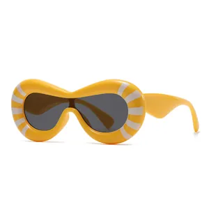 Occhiali da sole a onde gialli retrò con strisce bianche e lenti scure moda pop