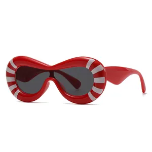 Occhiali da sole ovali a righe bianche e rosse con lenti grigio scuro in stile fashion
