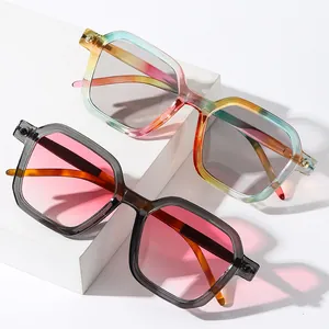 Occhiali da sole quadrati alla moda per uomo e donna con lenti sfumate e borchie in metallo