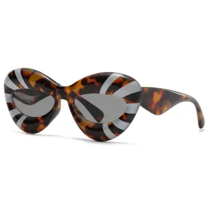 Fashion cat-eye sunglasses with retro tortoiseshell frames and white radial stripes