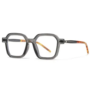 Occhiali da sole alla moda quadrati con montatura grigio trasparente e aste tartarugate