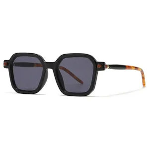 Occhiali da sole squadrati alla moda con montatura nera e stanghette tartarugate