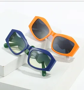 Detailansicht der Schmetterlings-Sonnenbrille in Blau und Orange mit Wellenbügeln