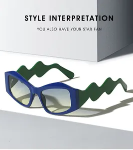 Detail der blauen Cat-Eye-Sonnenbrille mit grünen Wellenbügeln und Verlaufsgläsern