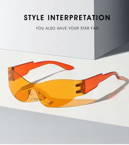 Lunettes de soleil bouclier futuristes avec verres orange et larges branches en studio
