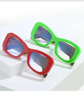 Detailweergave van rode en groene geometrische ovale monturen voor blauw licht brillen