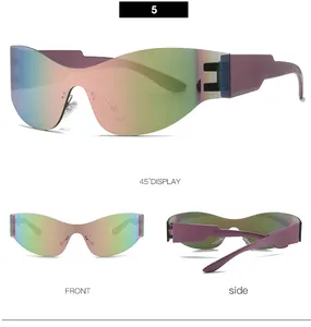 Vue triple des lunettes de soleil masque violettes avec verres miroirs irisés