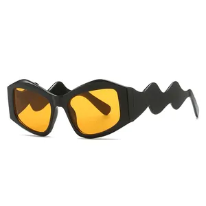 Schicke Schmetterlings-Sonnenbrille mit gewellten Bügeln und gelben transparenten Gläsern