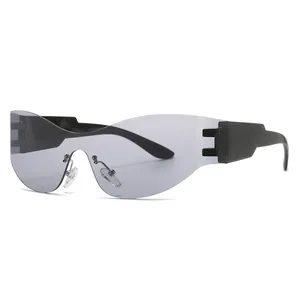 Lunettes de soleil bouclier surdimensionnées avec verres gris et branches noires, vue de profil