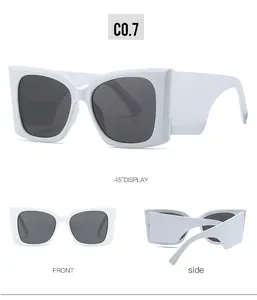 Viste multiple di occhiali da sole bianchi stile cat-eye con montatura spessa e lenti scure