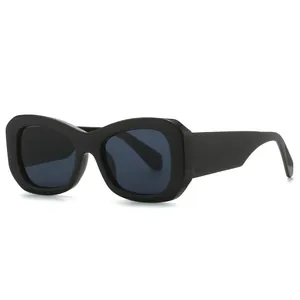 Retro Damen Sonnenbrille mit großem schwarzem Rahmen und dunklen Gläsern für Sonnenschutz