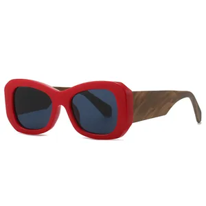 Modische rote Oversize-Sonnenbrille für Damen mit dunklen Gläsern und Bügeln in Holzoptik