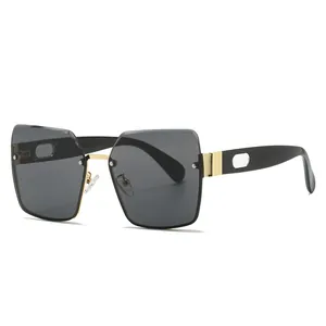 Modische Oversize-Quadrat-Sonnenbrille mit grauen Gläsern und goldenen Metallakzenten
