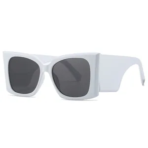 Occhiali da sole cat-eye bianchi oversize con montatura spessa e lenti scure
