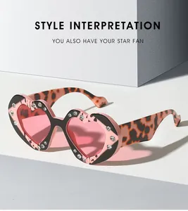 Details einer pinken Leoparden-Herzsonnenbrille mit Glitzersteinen und getönten Gläsern