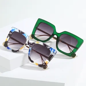 Occhiali da sole quadrati oversize in verde smeraldo e motivi astratti multicolore