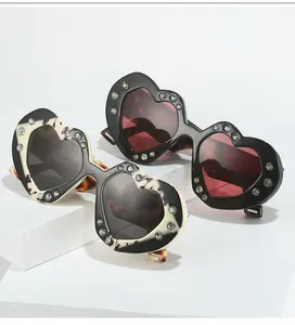 Detailansicht der herzförmigen Sonnenbrille mit glitzernden Strasssteinen in Schwarz und Tortoise