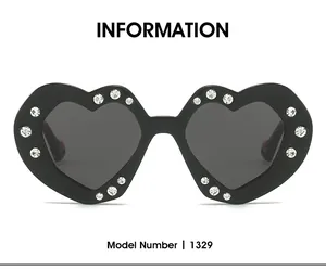 Detailansicht der herzförmigen Sonnenbrille Modell 1329 mit funkelndem Kristallbesatz