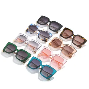 Otto paia di occhiali da sole quadrati oversize in vari colori con lenti sfumate alla moda