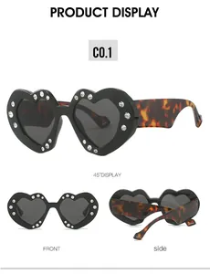 Detailansicht der herzförmigen Sonnenbrille mit Strasssteinen und Schildpatt-Bügeln