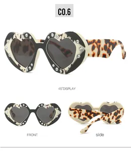 Mehrwinkel-Ansicht der herzförmigen Sonnenbrille mit Leopardenmuster und Steinen