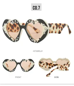 Detailansicht der herzförmigen Sonnenbrille mit Leopardenmuster und Glitzersteinen