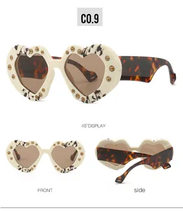 Detailansicht der herzförmigen Sonnenbrille in Elfenbein mit Strass und Schildpatt-Bügeln