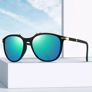 Polarisierte Herren-Sonnenbrille mit blau-grünen Verlaufsgläsern auf weißem Podest
