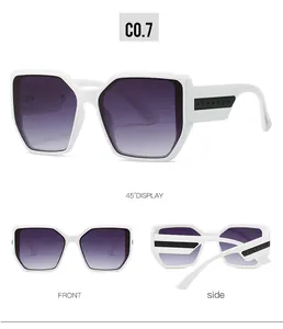 Tre viste di occhiali da sole geometrici bianchi oversize con lenti sfumate viola