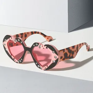 Modische Herz-Sonnenbrille mit Leopardenmuster-Rahmen, rosa Gläsern und Strasssteinen