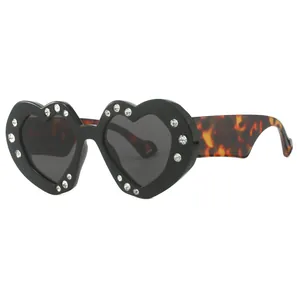 Schicke herzförmige Damen-Sonnenbrille mit funkelnden Strasssteinen und Schildpatt-Bügeln