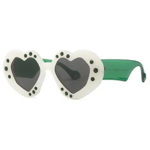 Modische Herz-Sonnenbrille mit grünen Strasssteinen und tiefgrauen Gläsern