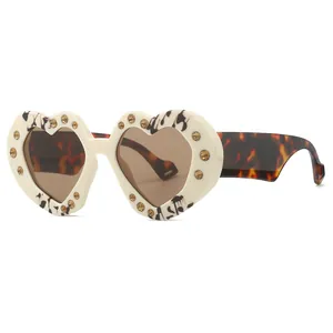 Modische herzförmige Sonnenbrille mit cremefarbenem Strassrahmen und Bügeln im Leoprint