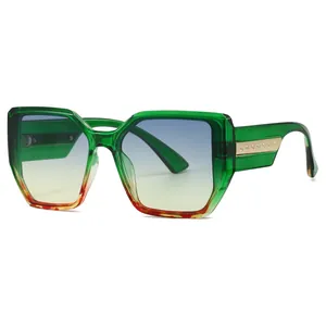 Occhiali da sole quadrati oversize alla moda con montatura verde e lenti sfumate