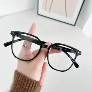 Klassische schwarze quadratische Blaulichtfilter-Brille mit eleganten Silber-Metallnieten